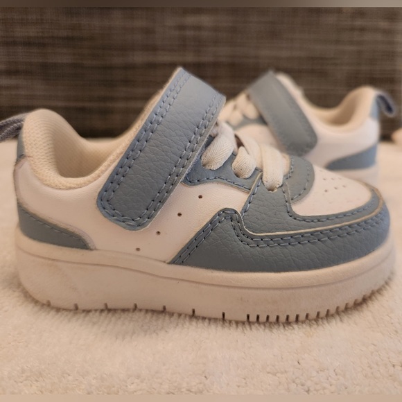 H&M blue and white trainers. Size 4-5. - Picture 2 of 6